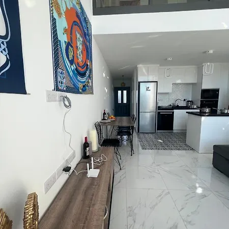 Hermes Penthouse Sea Sky & Mountains דירה *